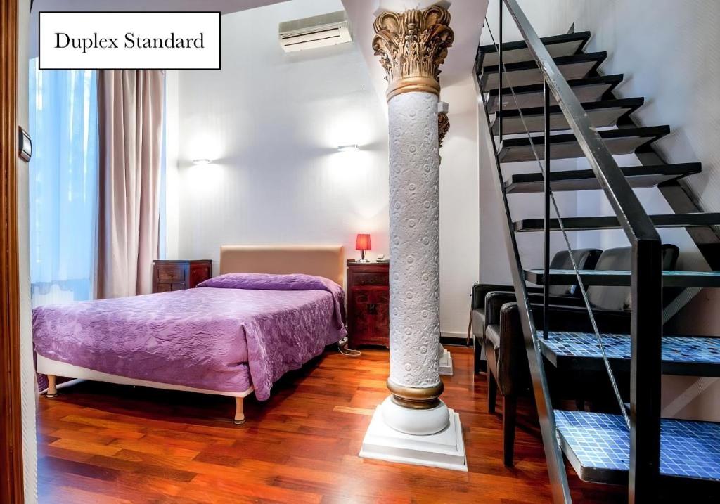 巴黎贝莱尔大酒店的卧室设有螺旋楼梯,位于床边