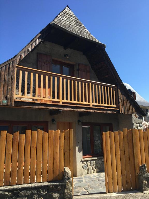 Arrens-MarsousMaisonette 'La Toue' in Pyrenees National Park的前面有木栅栏的房子