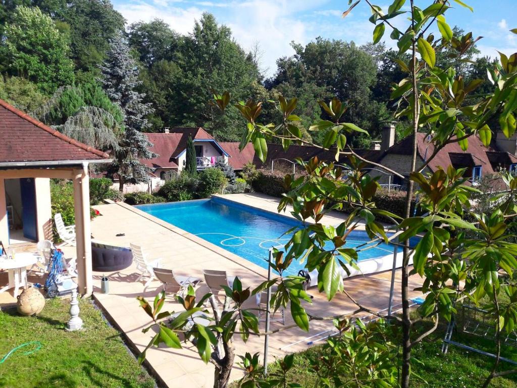 JurançonVilla de 4 chambres avec piscine privee terrasse amenagee et wifi a Jurancon的一座房子旁的院子内的游泳池