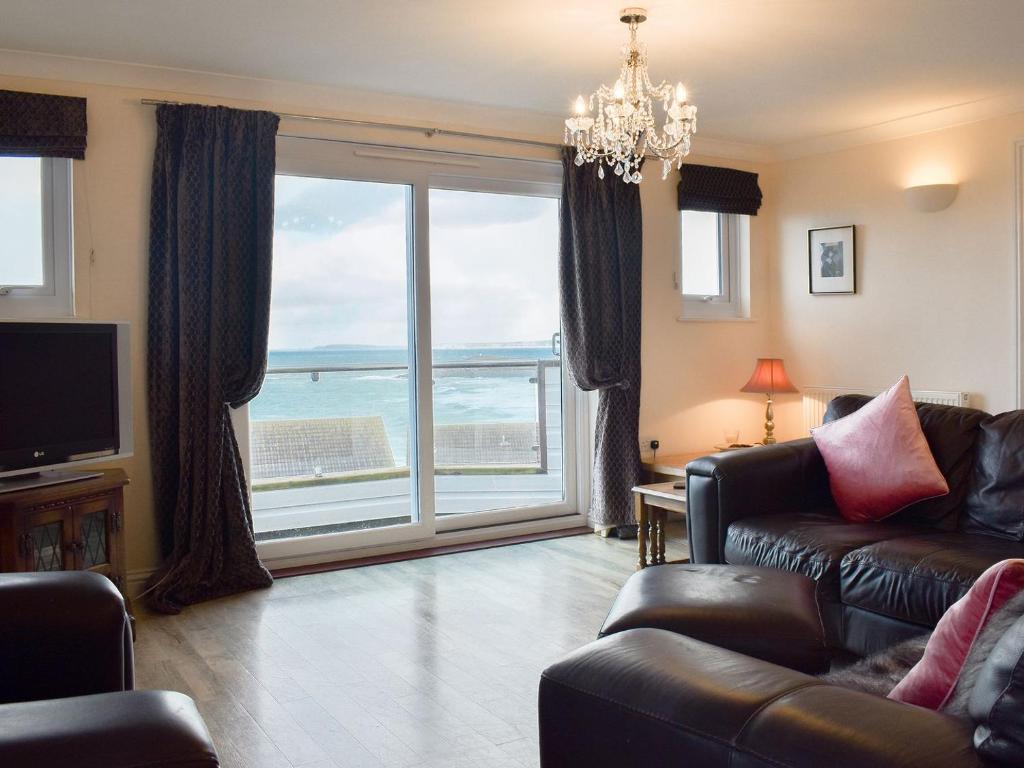 纽基Seaview Apartment - 21 Spinnakers的带沙发和大窗户的客厅