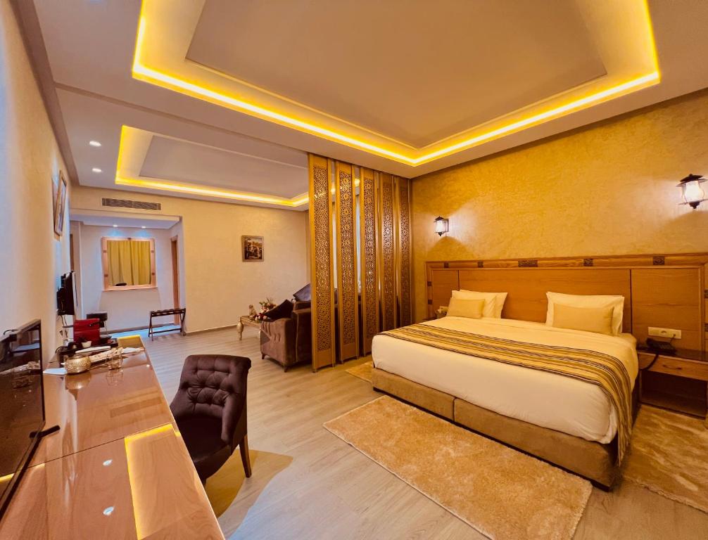 梅克内斯Z Hotel Meknes的酒店客房设有床和客厅。