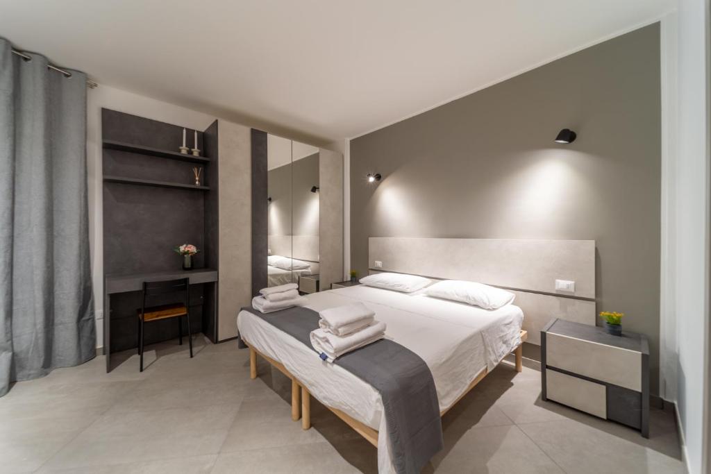 帕尔马Residenza Digione的一间卧室配有一张大床和一张书桌