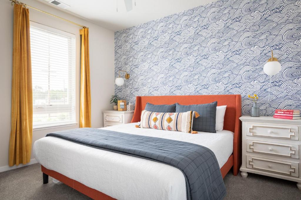 特拉弗斯城NEW HAPPY TRAIL 2BR CONDO CLOSE TO DOWNTOWN的一间卧室配有一张蓝色和白色墙壁的床