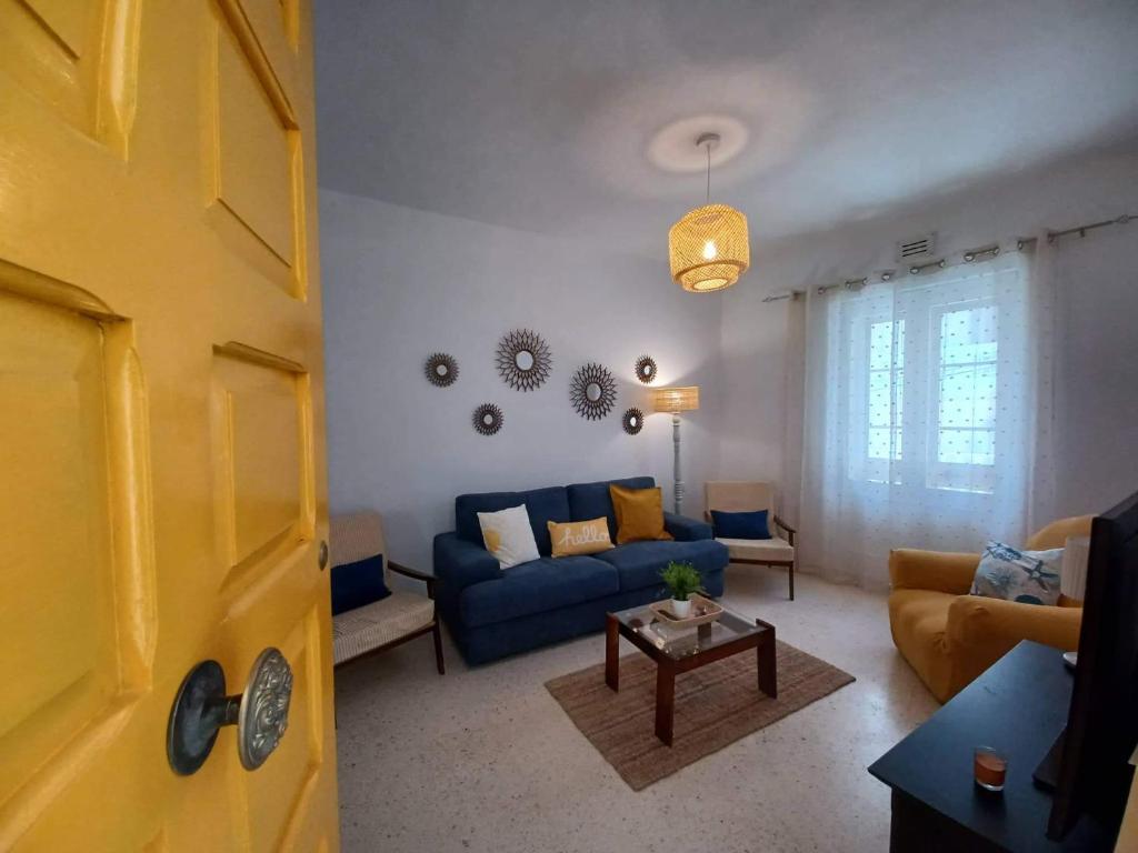 马萨尔福恩Lucky Summer Marsalforn Holiday Apartment的客厅配有蓝色的沙发和桌子
