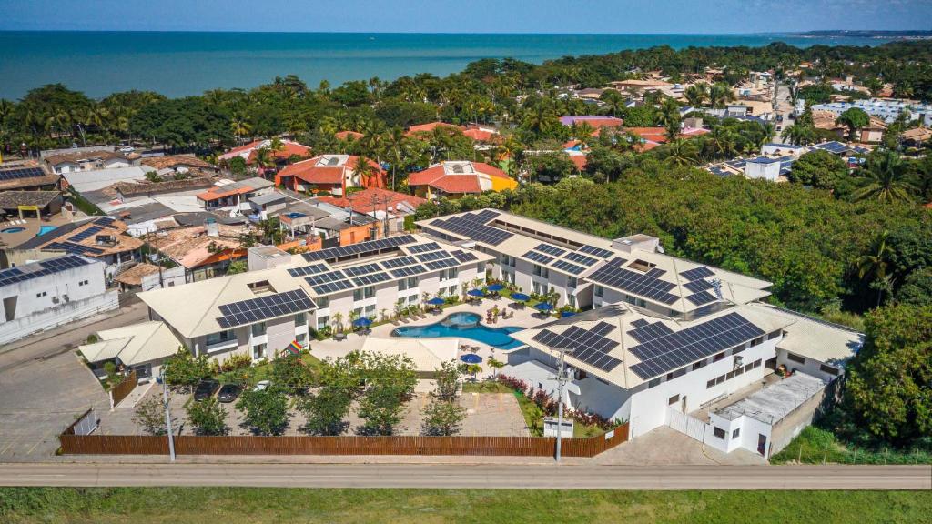 塞古罗港SunBahia Praia Hotel的享有大型房屋的空中景致,设有太阳能电池板