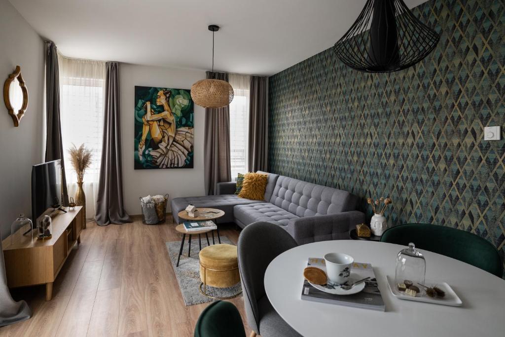 索普隆Cesar Apartman的客厅配有沙发和桌子