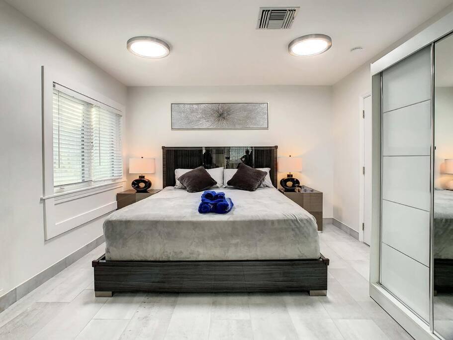克利尔沃特Steps From the beach, renovated 1bd 1 bth的一间卧室设有一张大床和两个窗户。
