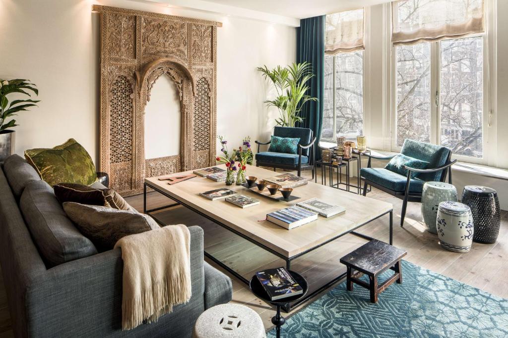 阿姆斯特丹皇帝运河套房471号公寓的客厅配有桌椅