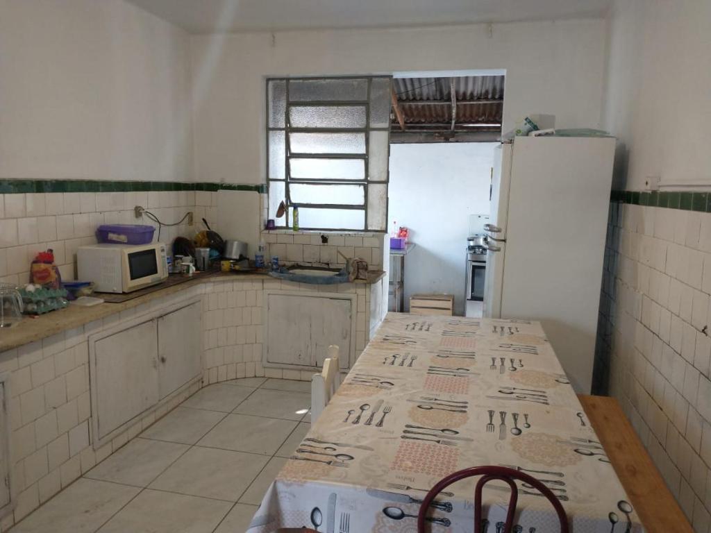 阿雷格里港Hostel Cachoeira的厨房配有桌子和冰箱