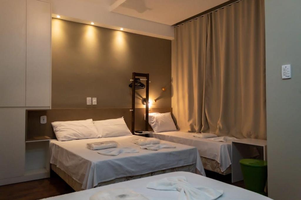 阿帕雷西达Hotel Pousada Santa Maria的酒店客房,配有两张带毛巾的床