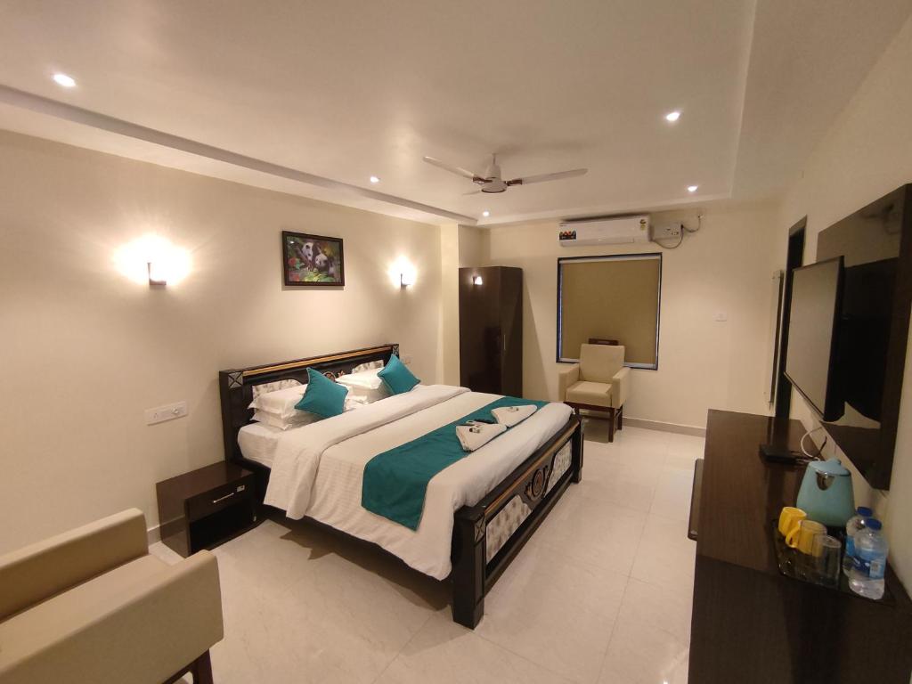 维沙卡帕特南Jazzy Beach Guest House的酒店客房,配有床和电视
