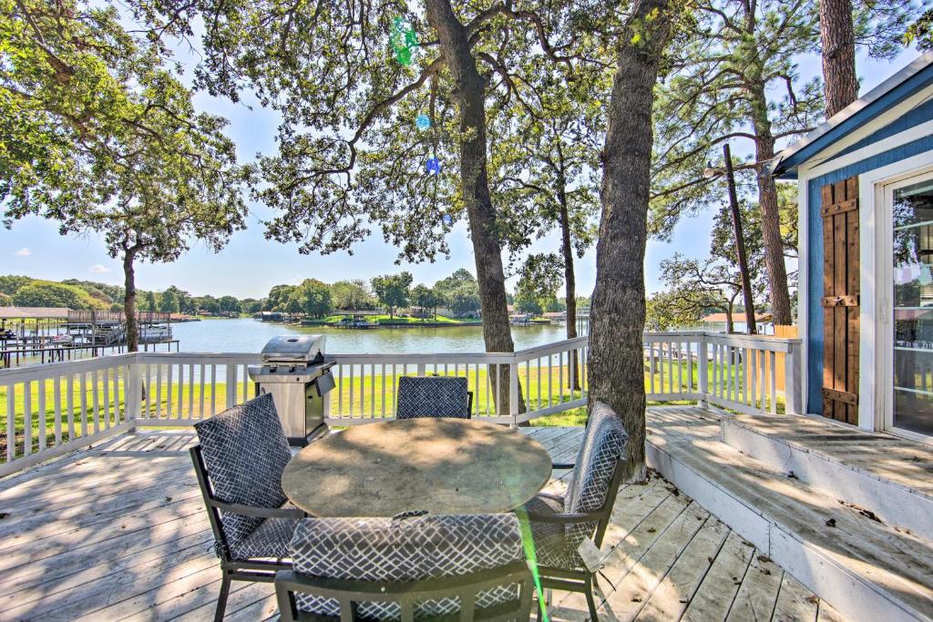 Gun Barrel CityGun Barrel City Lake House with Boat Launch and Grill!的水景甲板上的桌椅