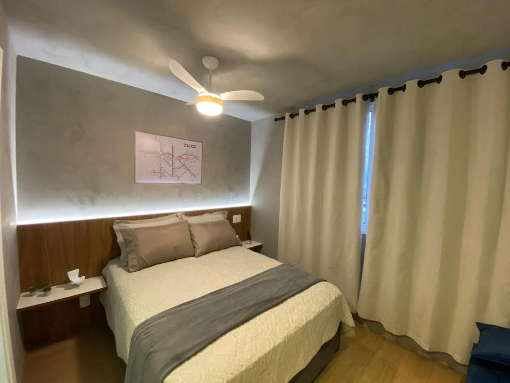 圣保罗Maravilhoso Apartamento em frente ao Metrô Brás !的一间卧室配有一张床和吊扇
