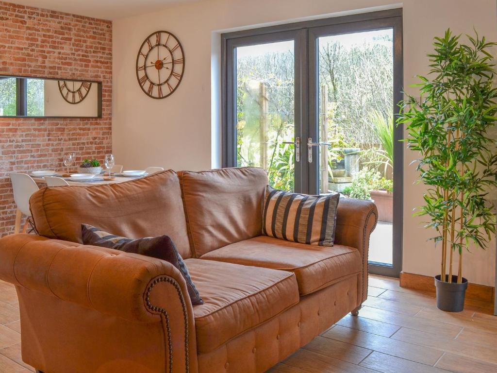 RhonddaRiver Lodge Annexe的客厅里一张棕色的皮沙发