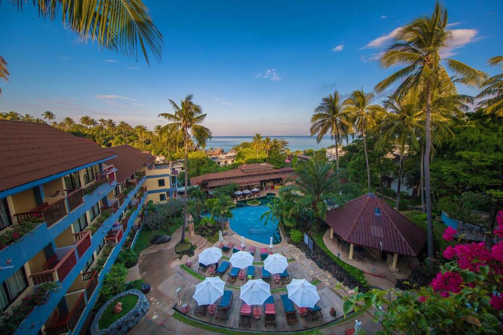 卡伦海滩Karona Resort & Spa - SHA Extra Plus的享有度假村的空中景致,设有游泳池和棕榈树