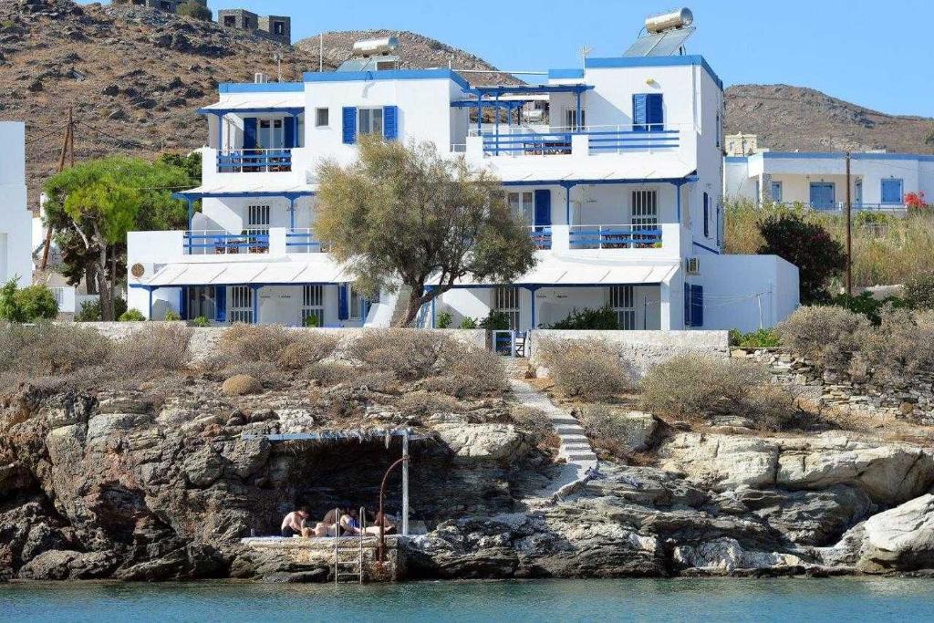 梅加斯·亚洛斯-奈特斯宁静湾旅馆的水边小山上的白色大房子