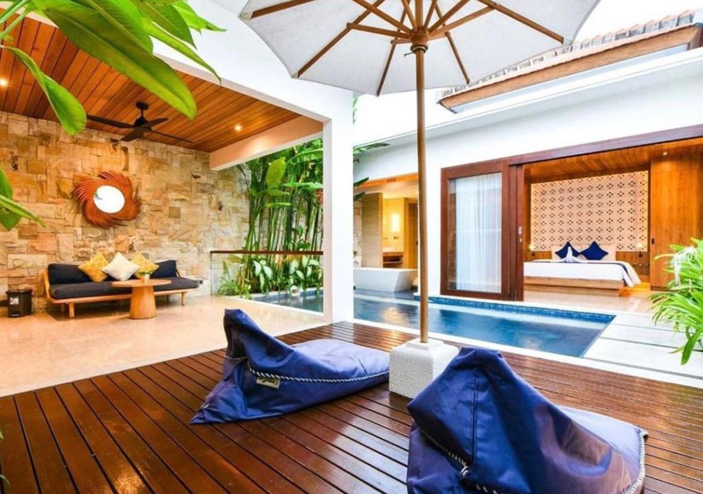 沙努尔The Mavila - CHSE Certified的别墅 - 带游泳池和客厅