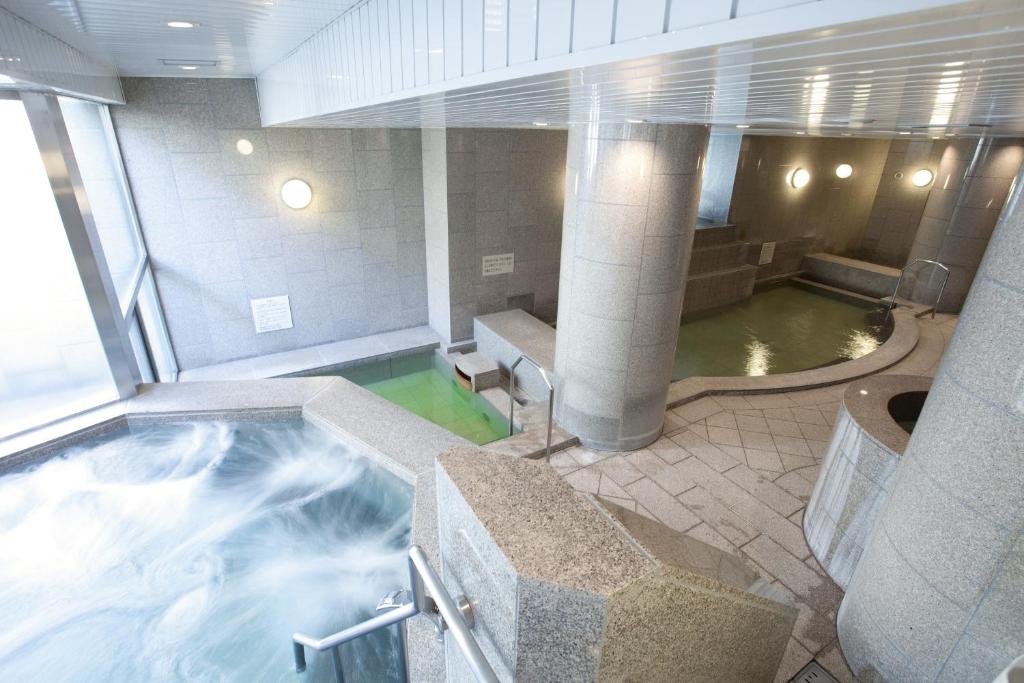 札幌MYSTAYS 札幌公园精品酒店的船上的热水浴池,带水池