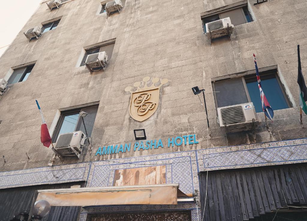 安曼Pasha Boutique Hotel的建筑的一侧有酒店标志