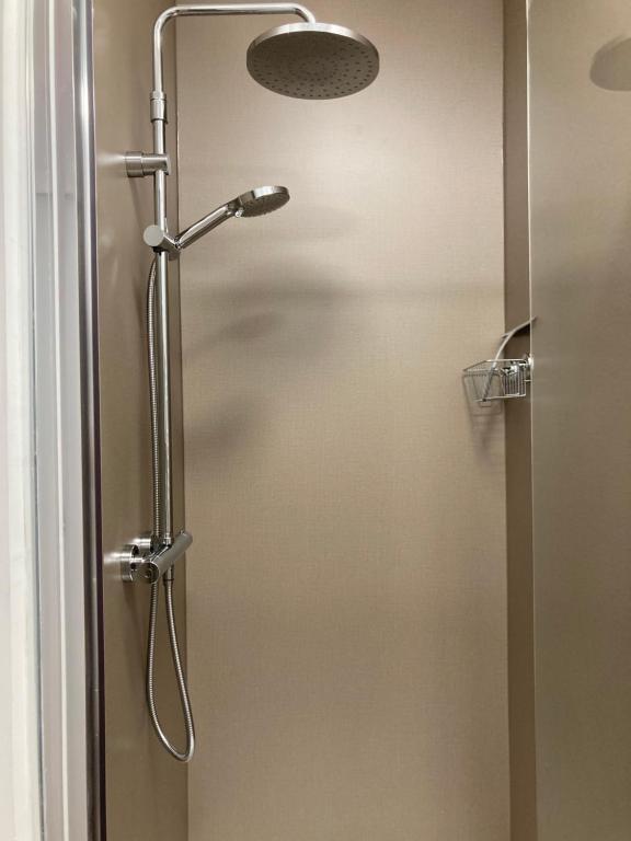 因弗内斯Haugh Ness的淋浴设有玻璃门和淋浴头