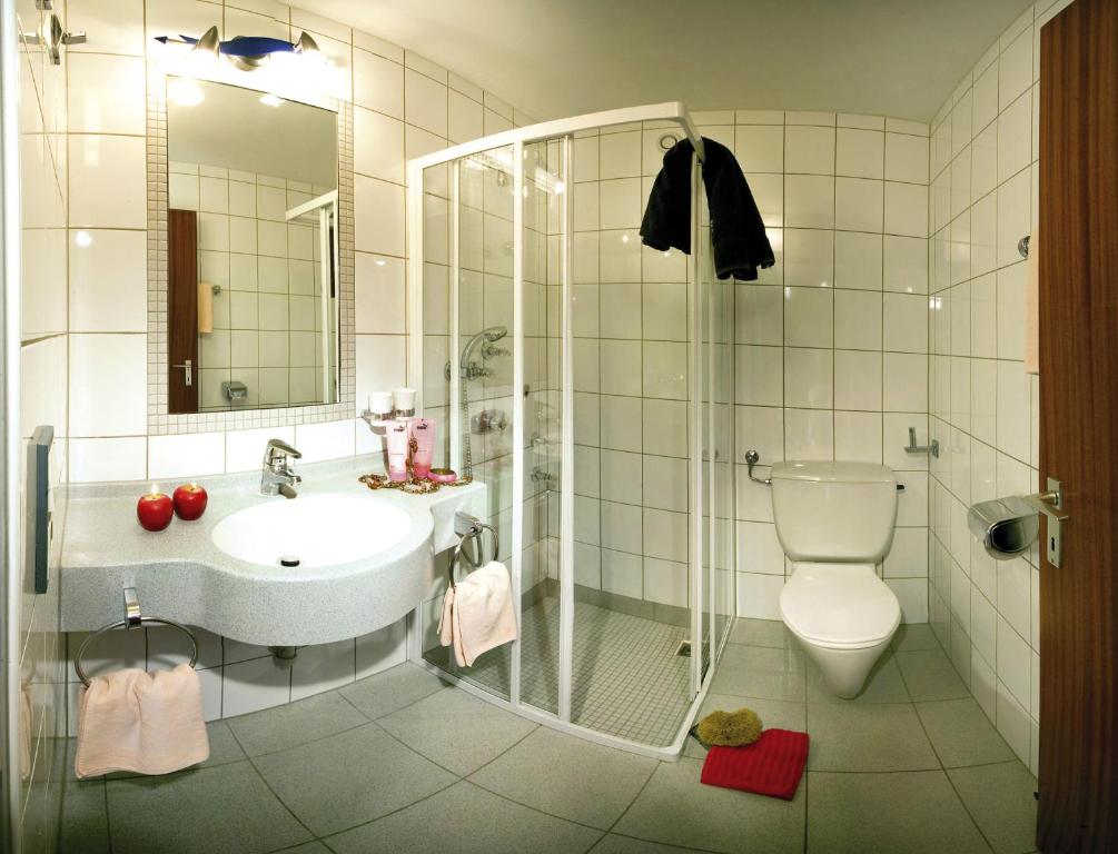 蒂罗尔-泽费尔德Haus Wandl的带淋浴、盥洗盆和卫生间的浴室