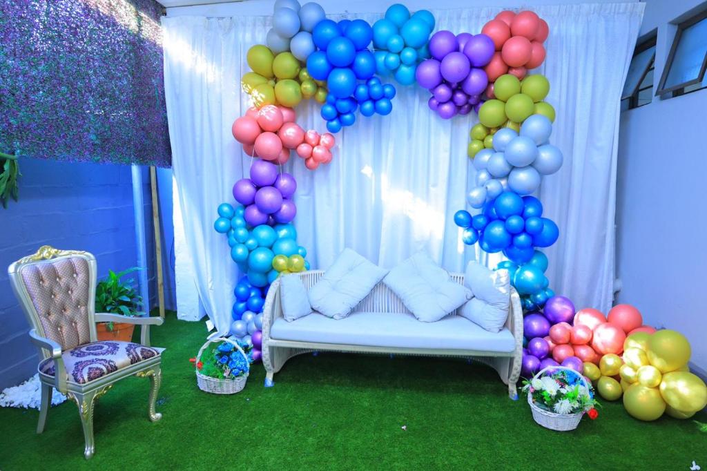 开普敦Lalibela gust house 2的一个带沙发和一束气球的气球拱