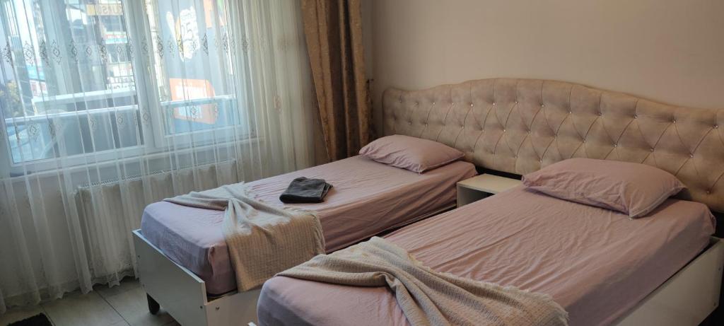 伊斯坦布尔Midtown Hotel Apartments 404 ( 2+1)的带窗户的客房内设有两张单人床。