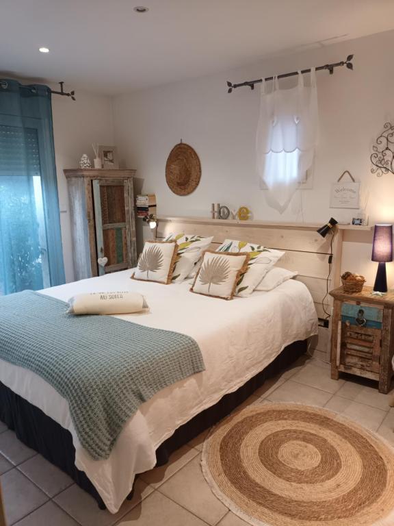 弗雷瑞斯蓝色海岸朱莉珀蒂特住宿加早餐旅馆的卧室配有一张带白色床单和枕头的大床。