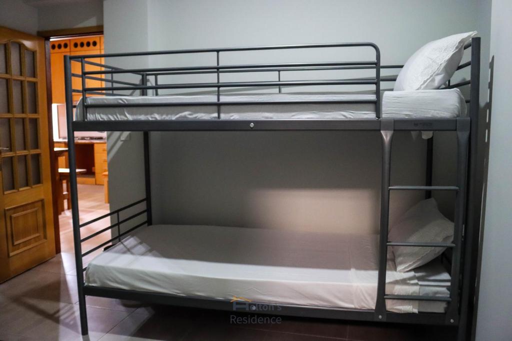 普拉亚Helton´s Residence的客房内的两张双层床