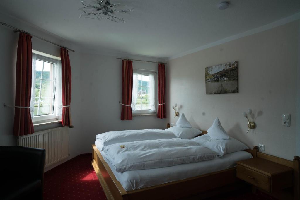 拜尔施泰因豪斯伯格梅特涅酒店的一间卧室配有一张带白色床单和窗户的床。