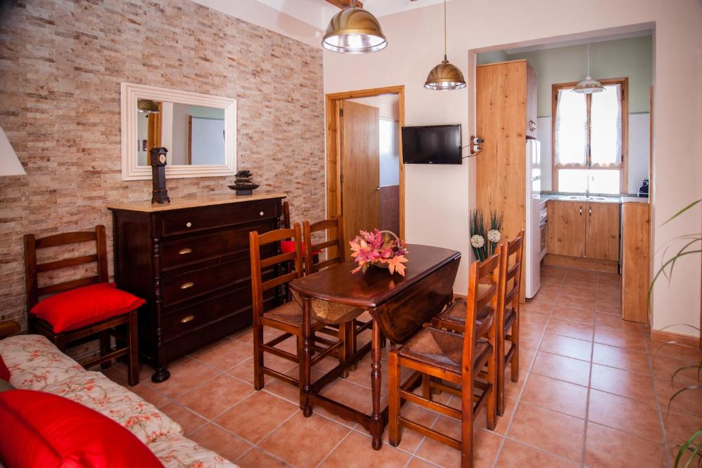 Bellmunt de CiuranaColonia Apartamento Rural的客厅设有餐桌和椅子