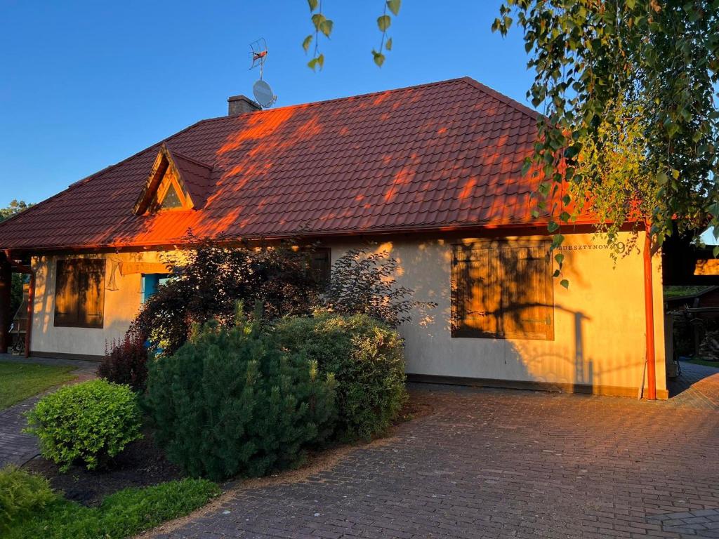 斯图托沃Bosio nad morze的一座有红屋顶和砖车道的房子
