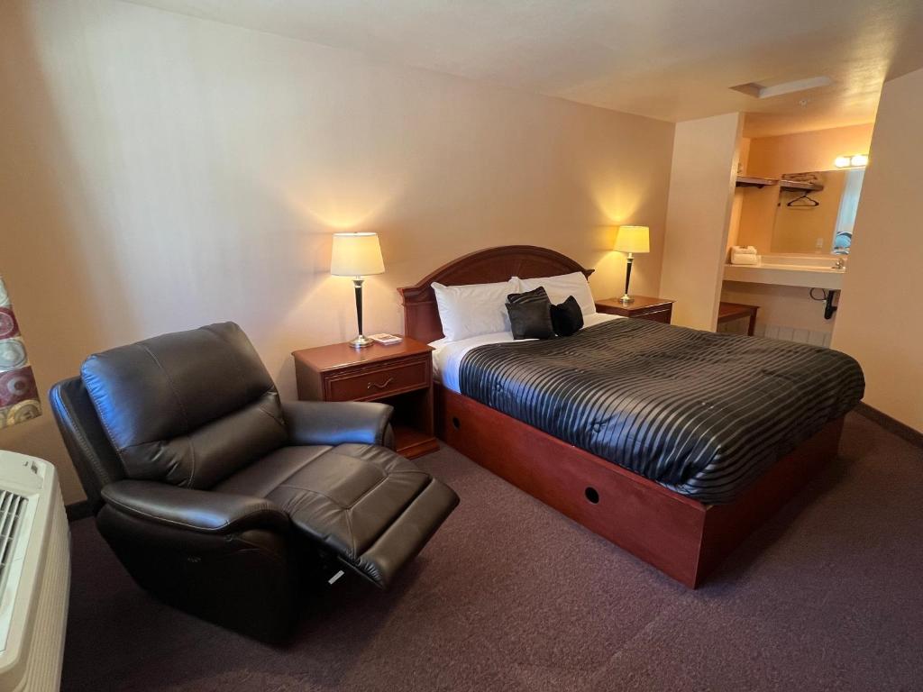 Frazier ParkFrazier View Motel的配有一张床和一把椅子的酒店客房