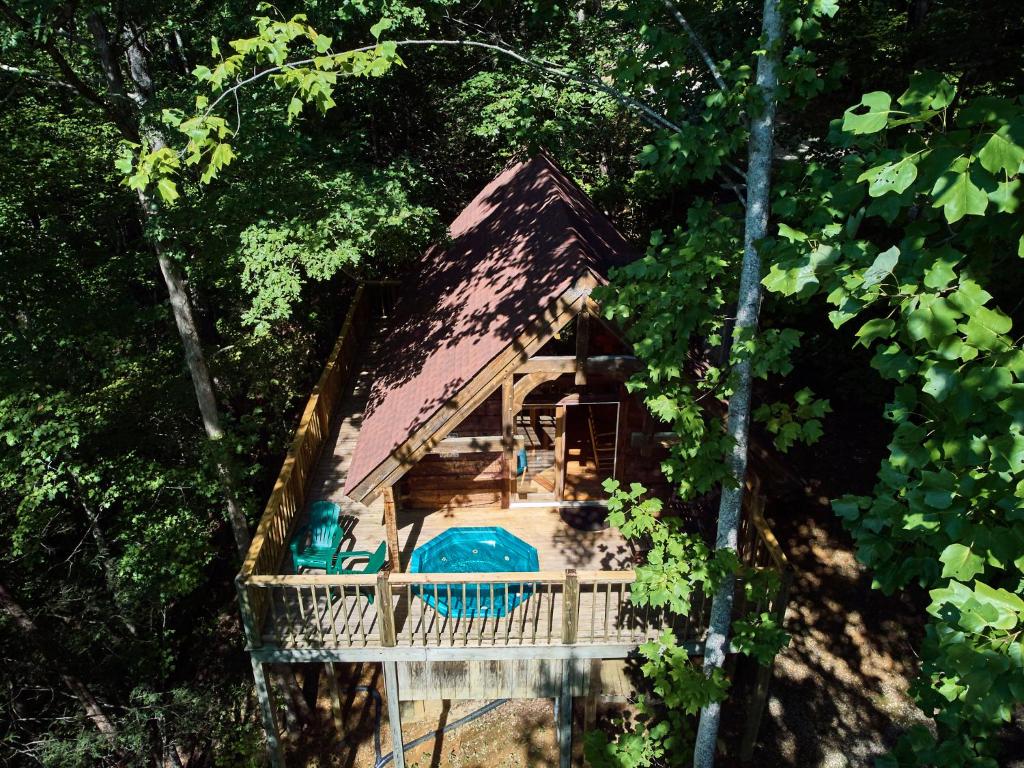 赛维尔维尔Gatlinburg Adventure Cabins的森林中间的小房子