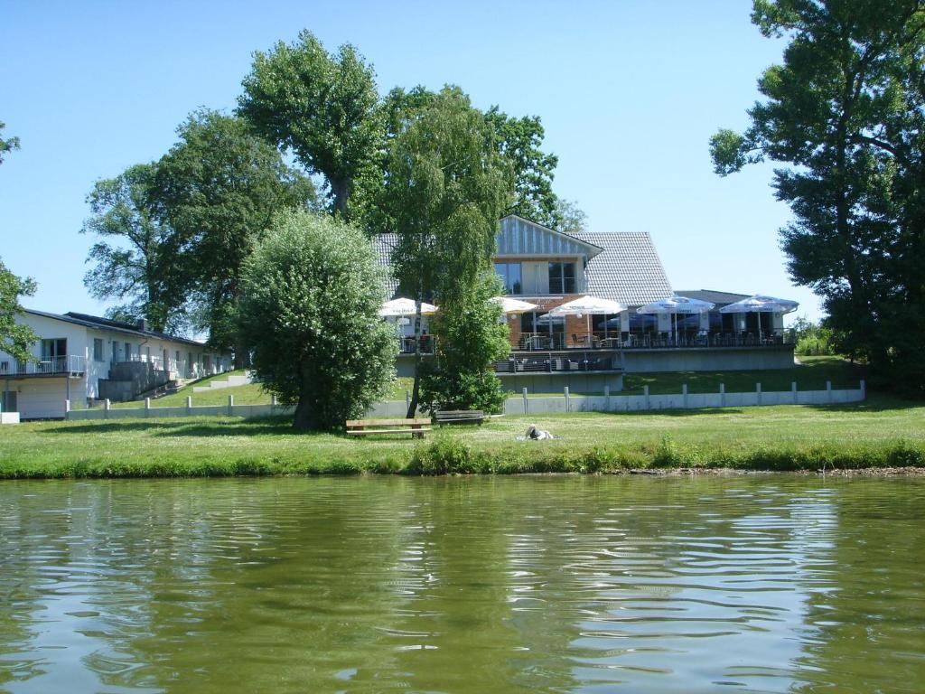 Bantikow美尔别墅的河边的房子