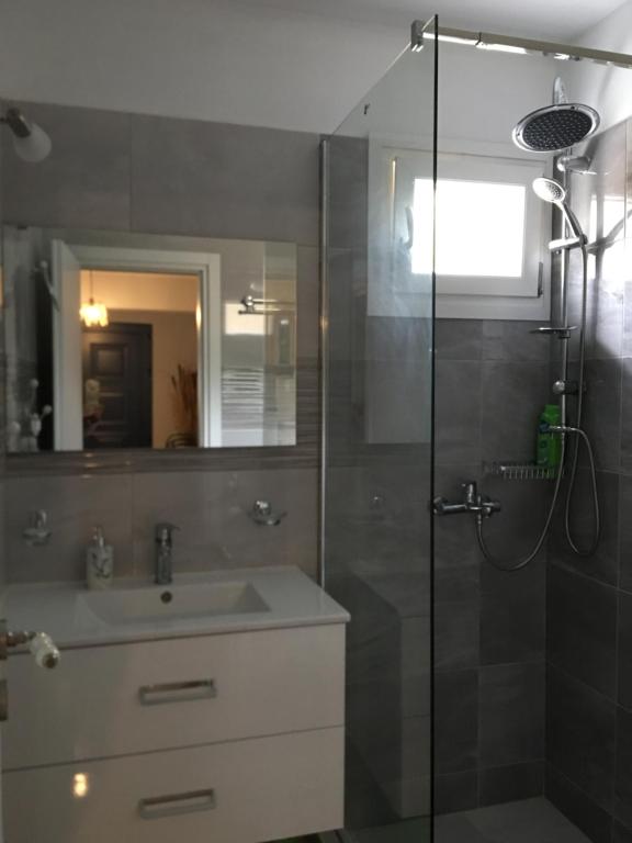 普拉蒂La casa di Elen的一间带水槽和玻璃淋浴的浴室