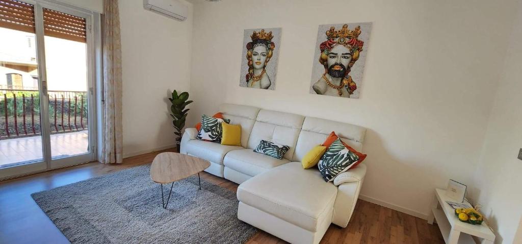 林瓜格洛萨Appartamento Agrumi的客厅配有白色的沙发和椅子