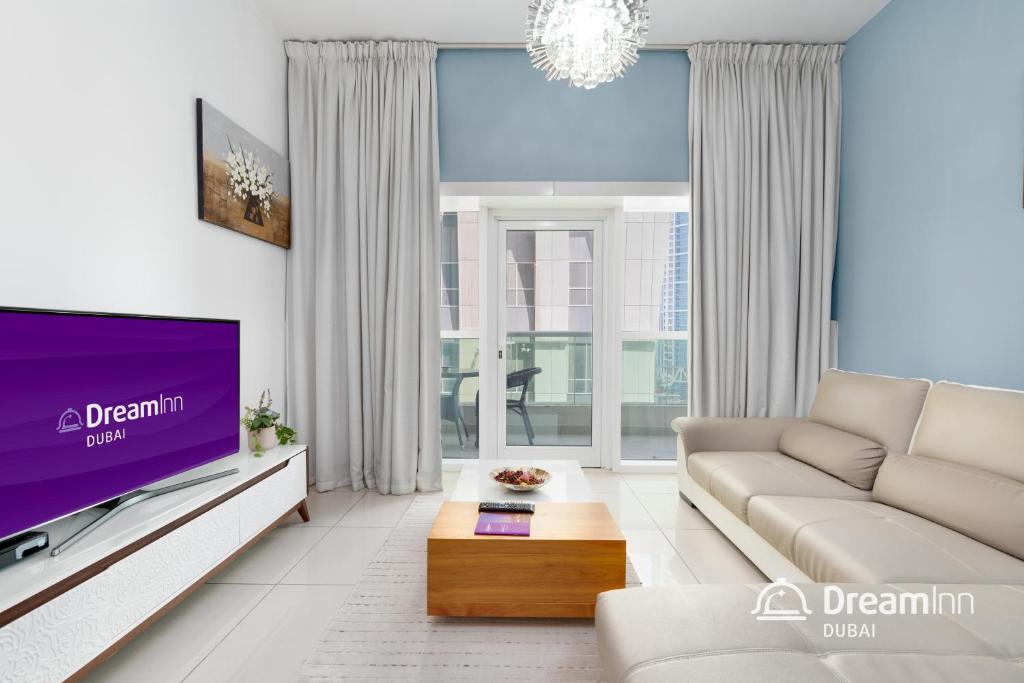 迪拜Dream Inn Apartments - Marina Pinnacle的带沙发和电视的客厅