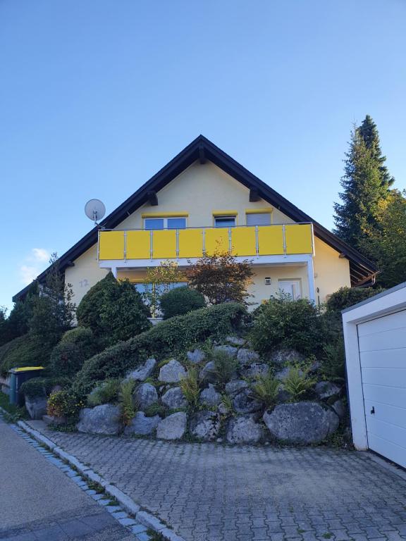 申瓦尔德Ferienhaus Sonnengelb im Herzen des Schwarzwaldes的旁边有一个黄色标志的房子