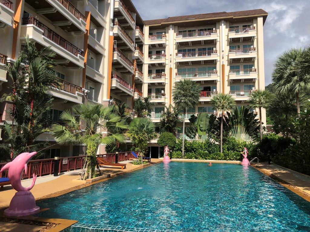 芭东海滩Phuket villa best location pool view的一座大建筑前的游泳池