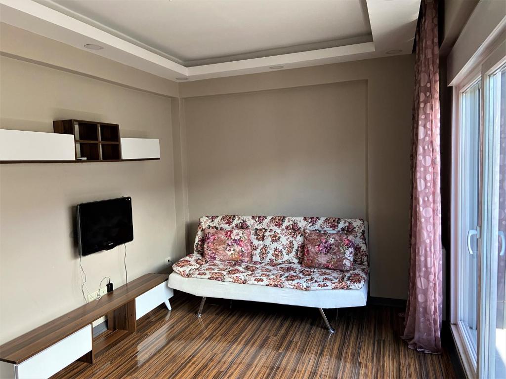 伊斯坦布尔Ninve Apartments – Istanbul Bakirköy的带沙发和电视的客厅