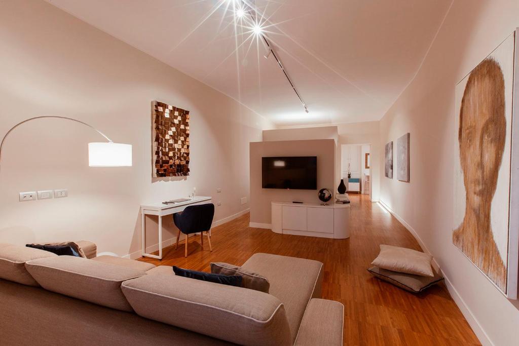 坎波巴索Cobalto Suite的带沙发和电视的客厅