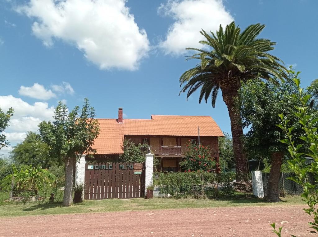 Soriano奥尔托木屋度假屋的棕榈树和围栏的房子