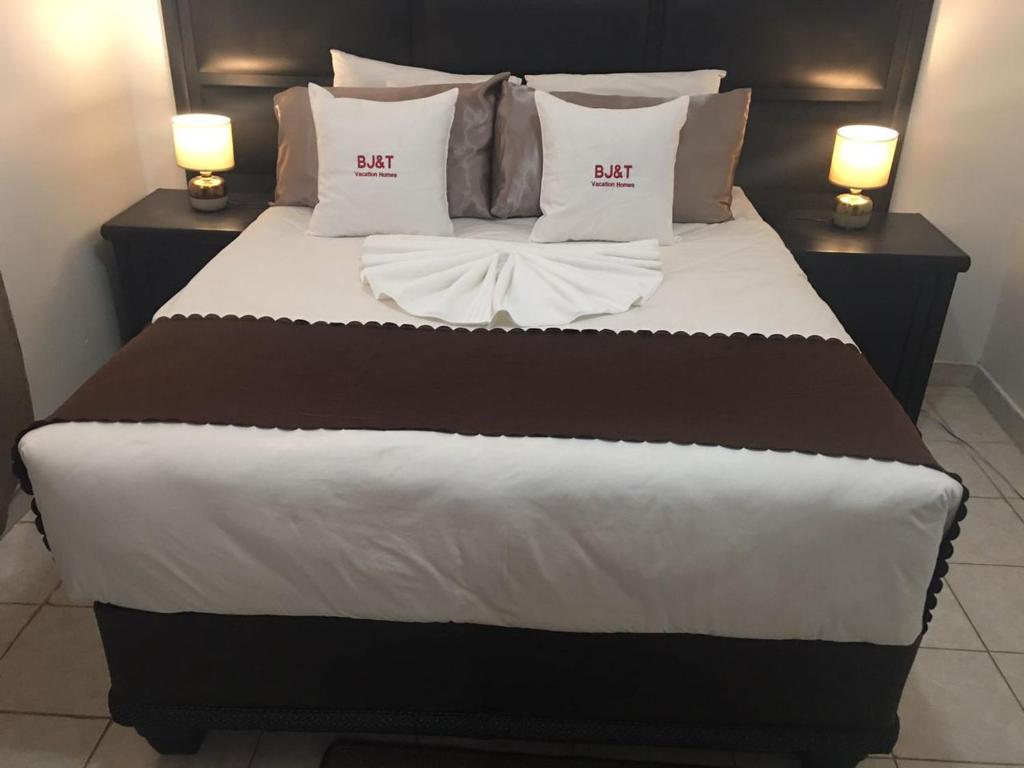 卡萨内BJ&T Vacation Homes的一张配有白色床单和枕头的大床