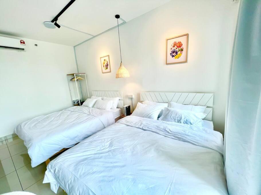 实达阿南C 1-5 Pax Cozy home Studio 3Bed WIFI&TV Trefoil Setia Alam SCCC的卧室内两张并排的床