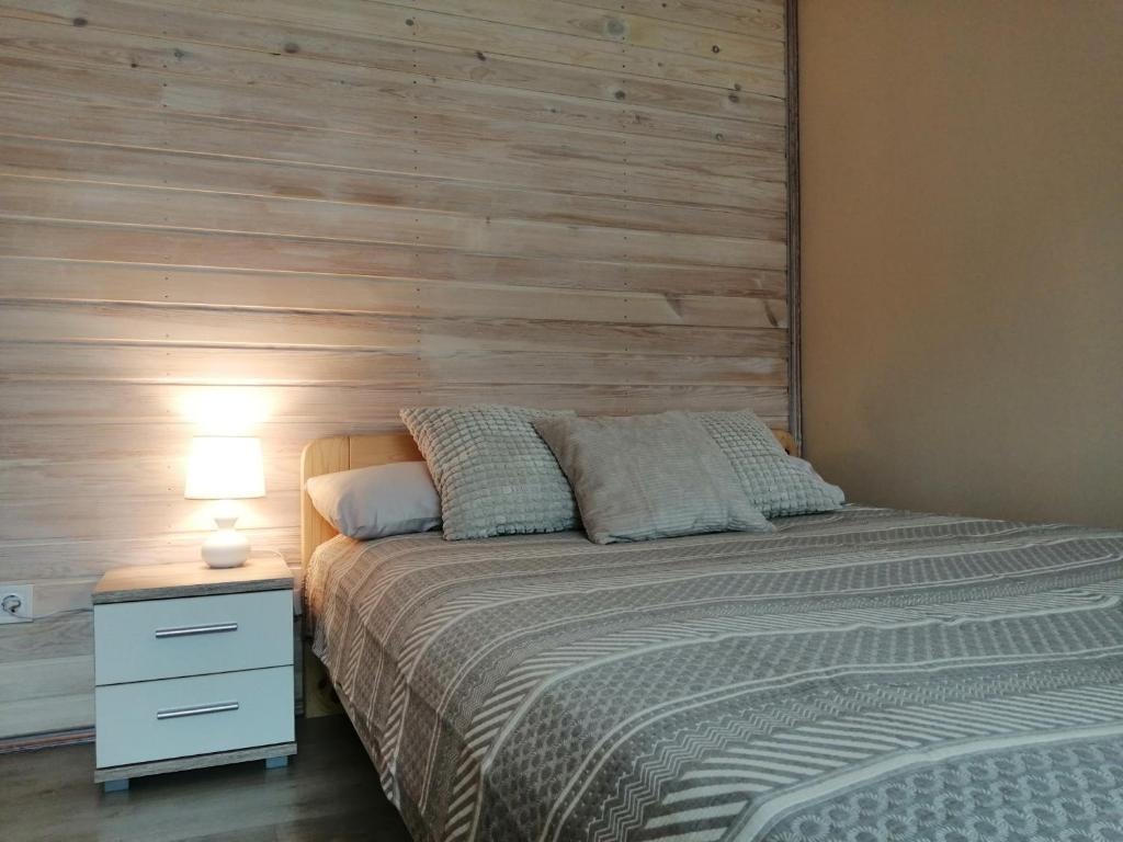 利耶帕亚Apartamenti Miera Osta的一间卧室配有一张木墙床