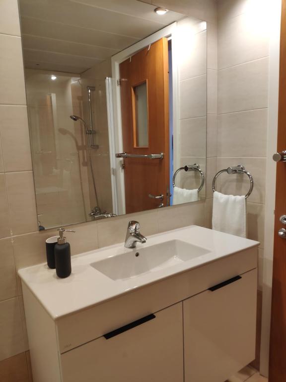 尼科西亚Ευ ζην Central / Ev zen central的浴室设有白色水槽和镜子