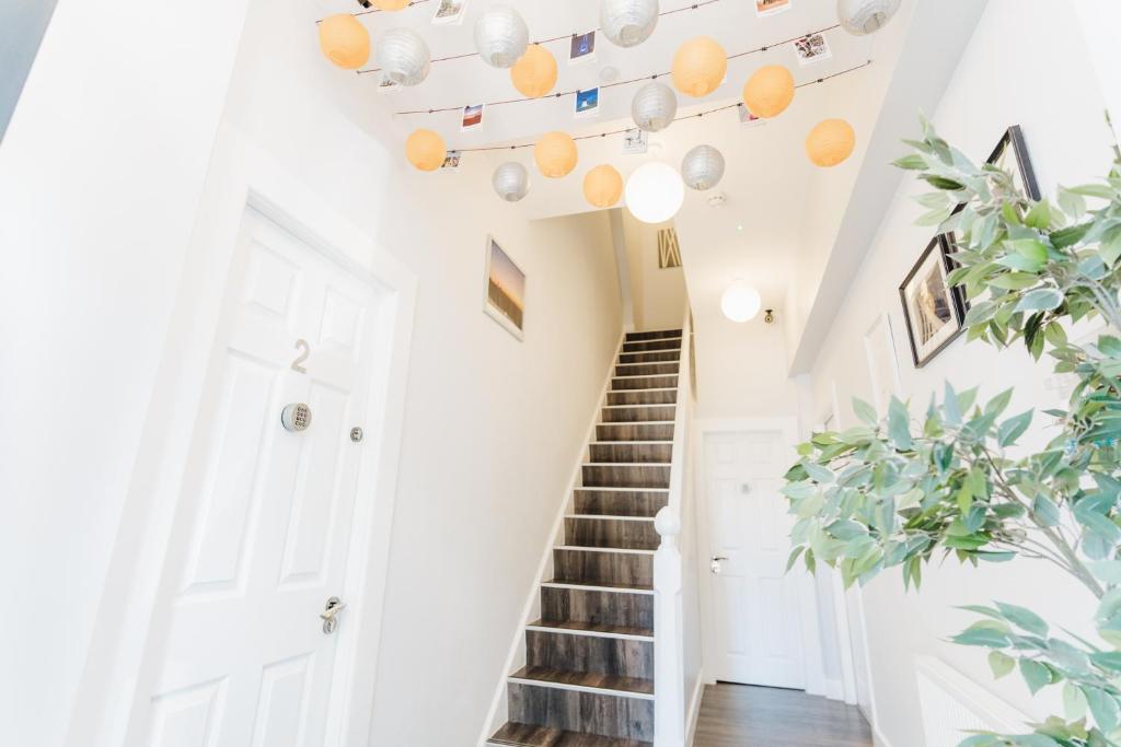 莱瑟姆-圣安妮Sweet Suites Lytham的天花板上有橙子的房子里的楼梯