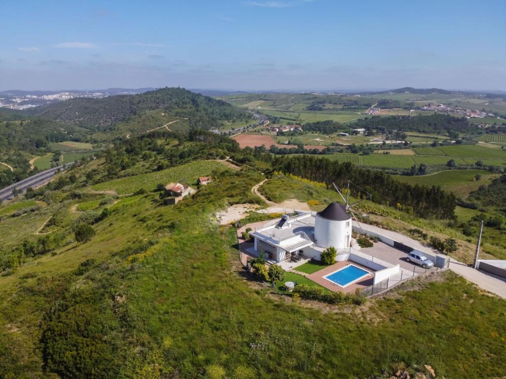 托里什韦德拉什Moinho do Avô的山丘上房屋的空中景致