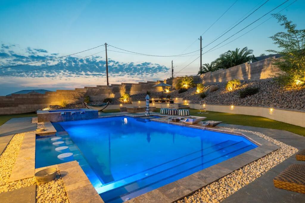 哈瓦苏湖城Heated Pool & Spa - Winterhavens Oasis的一座带石墙的庭院内的游泳池